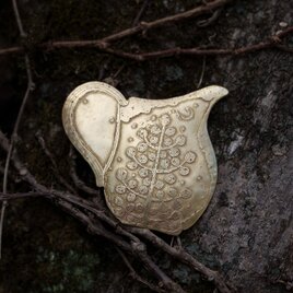 ブローチ「水差し」