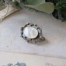 マザーオブパールとマーカサイトのブローチ