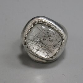 光るシルバーと黒い筋