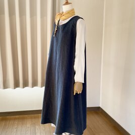 リネンウールのジャンパースカートと手織りのチューブマフラー