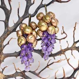 たわわな鈴とアメジストの実りのピアス