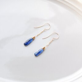 細長いペアシェイプのカイヤナイトのピアス１４kgf