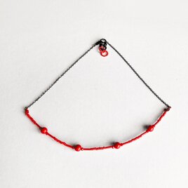 赤と黒のキッチュなネックレス