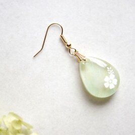 レジンアート　雫のマーブルピアス〈オパールグリーン〉