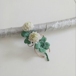 染め布花☆しろつめくさと四つ葉のクローバーのコサージュ　