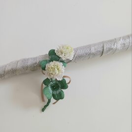 染め布花☆しろつめくさと四つ葉のクローバーのコサージュ　