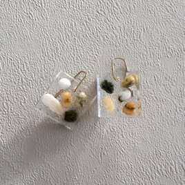 ストーンを閉じ込めたレジンのピアス
