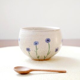ころんと丸い彫り模様のお湯のみ / 矢車菊