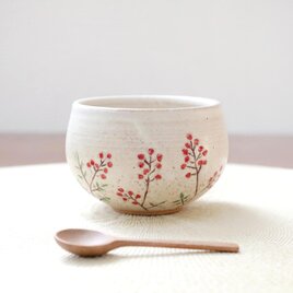 ころんと丸い彫り模様のお湯のみ / 南天