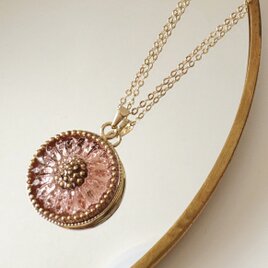 静かに光をまとう ピンクフラワー チェコガラスネックレス｜サージカルステンレスチェーン（調整可）