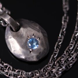 【神石】Yashのブラジル産非加熱・サンタマリアアクアマリン・ペンダント（チェーン付き）【カンテラジェム・蛟】