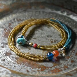 ヴィンテージブルー＆クリアビーズ＆蜜柑玉カーネリアン、金赤ホワイトハーツ、琥珀＆ピーコックブルービーズの4連ネックレス