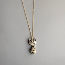 ぷっくりベージュ、黒斑模様 体揺れる猫 天然石ダルメシアンジャスパー ネックレス
