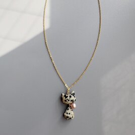 ぷっくりベージュ、黒斑模様 体揺れる猫 天然石ダルメシアンジャスパー ネックレス