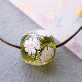 ガーベラのとんぼ玉（ガラス玉）グリーン/泡入り