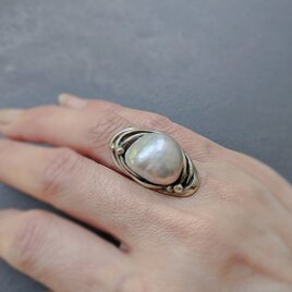大粒バロックパールのシルバーリング・落ち着いた雰囲気で装いを上品に。