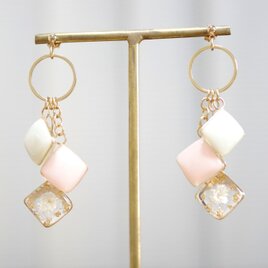 レジンアート　スクエアモチーフとリングパーツのピアス〈淡い夢〉