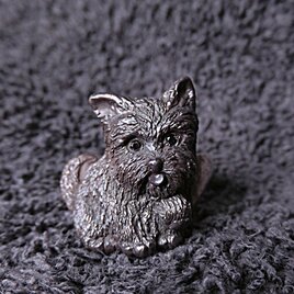 ブラック（黒）のヨークシャテリアのリング（ブラックダイヤモンドの瞳）　　　　　＊あなたの誕生石もセットできます。　　　日本製