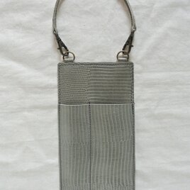 リザード型押しのペンホルダー。