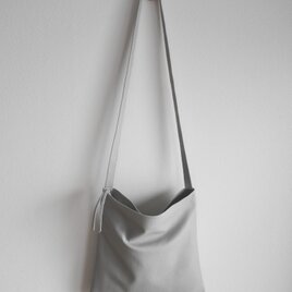 牛革のフラットショルダーバッグ-グレーホワイト-