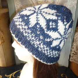 男女兼用の編み込み柄のニットキャップ