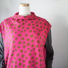 ピンクドット柄のハイネックベスト