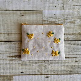 大人かわいい手刺繍ミモザのフラットポーチ(ポケットティッシュサイズ) 国産帆布　コットン　小物入れ　ギフト　春