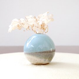 水色とマット釉のかけ分け一輪挿し