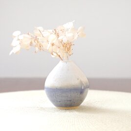 白釉と海碧釉のかけ分け一輪挿し