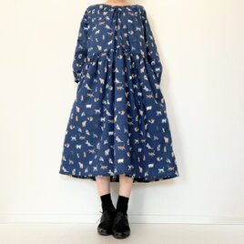 うちの子とお出かけ◎猫柄ワンピース＊国産コットン100％＊ゆったりリラックス＊フリーサイズ＊ポケット付＊長袖＊ネイビーブルー