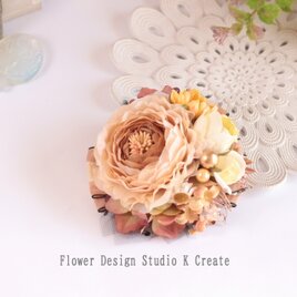 ベージュラナンキュラスと白い薔薇のコサージュ　卒業式　入学式　卒園式　入園式　フォーマル　謝恩会　発表会　コサージュ 　ベージュ