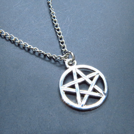 アンティークシルバー ペンタグラム（五芒星）チャームのペンダントネックレス　長さ調整可 アジャスター可