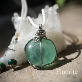 やわらかな透明感★フローライト ワイヤーネックレス2190