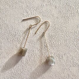 グレージュムーンストーンのスイングピアス