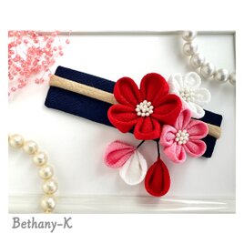 お食い初めや初節句に◆小花が可愛い和モダン髪飾り(下がり付き)◆白×ローズピンク×赤色のママでも簡単につけられるつまみ細工