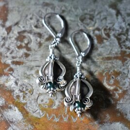 ドークラックカレンシルバー、ブルーグリーンアンティークビーズのピアス