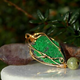 ウバロバイト　ガーネット　宇宙の愛と豊かさ　孤高を守る神聖な石