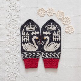 白鳥柄のミトン～アルパカ１００％〜チャコールグレーXオフホワイトXレッド～スワンレイク