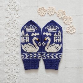 白鳥柄のミトン〜インディゴブルーXオフホワイト～スワンレイク