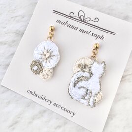 〈耳元を彩るあなたの“大好き”〉猫とお花　ピアス／イヤリング　サージカルステンレス　金属アレルギー対応　ホワイト　白