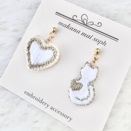 〈猫好きさんの“好き”を形にしたピアス／イヤリング〉猫とハート　サージカルステンレス　金属アレルギー対応　ホワイト　白