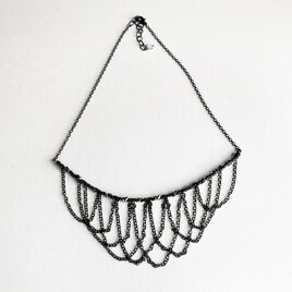 黒いレイヤードチェーンネックレス