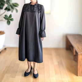 【送料無料】✿胸元レース✿二越ちりめん✿襟フリルワンピース✿ブラック