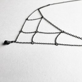 黒いチェーンとオニキスの 蜘蛛の巣ネックレス