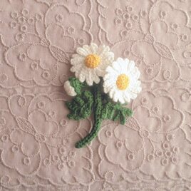 かぎ針で編んだブローチ　可愛いコサージュ　カモミールみたいなお花　3