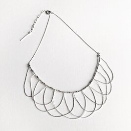 シルバーのレイヤードチェーンネックレス