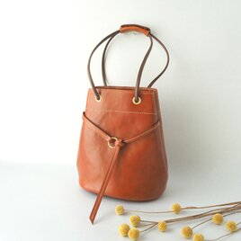 《革の魅力》斜め掛けもできる・軽くて大人の２wayきんちゃくバッグ（茶色・裏地付き）