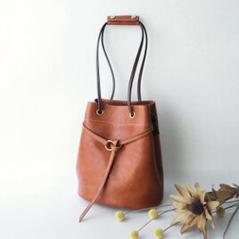 《革の魅力》斜め掛けもできる・軽くて大人の２wayきんちゃくバッグ（茶色・裏地付き）