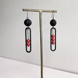 赤と黒のジオメトリックなピアス2