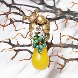 レモンイエローウエディングビーズとたわわな鈴＆クリソコラ、白蝶貝の小花のペンダントトップ